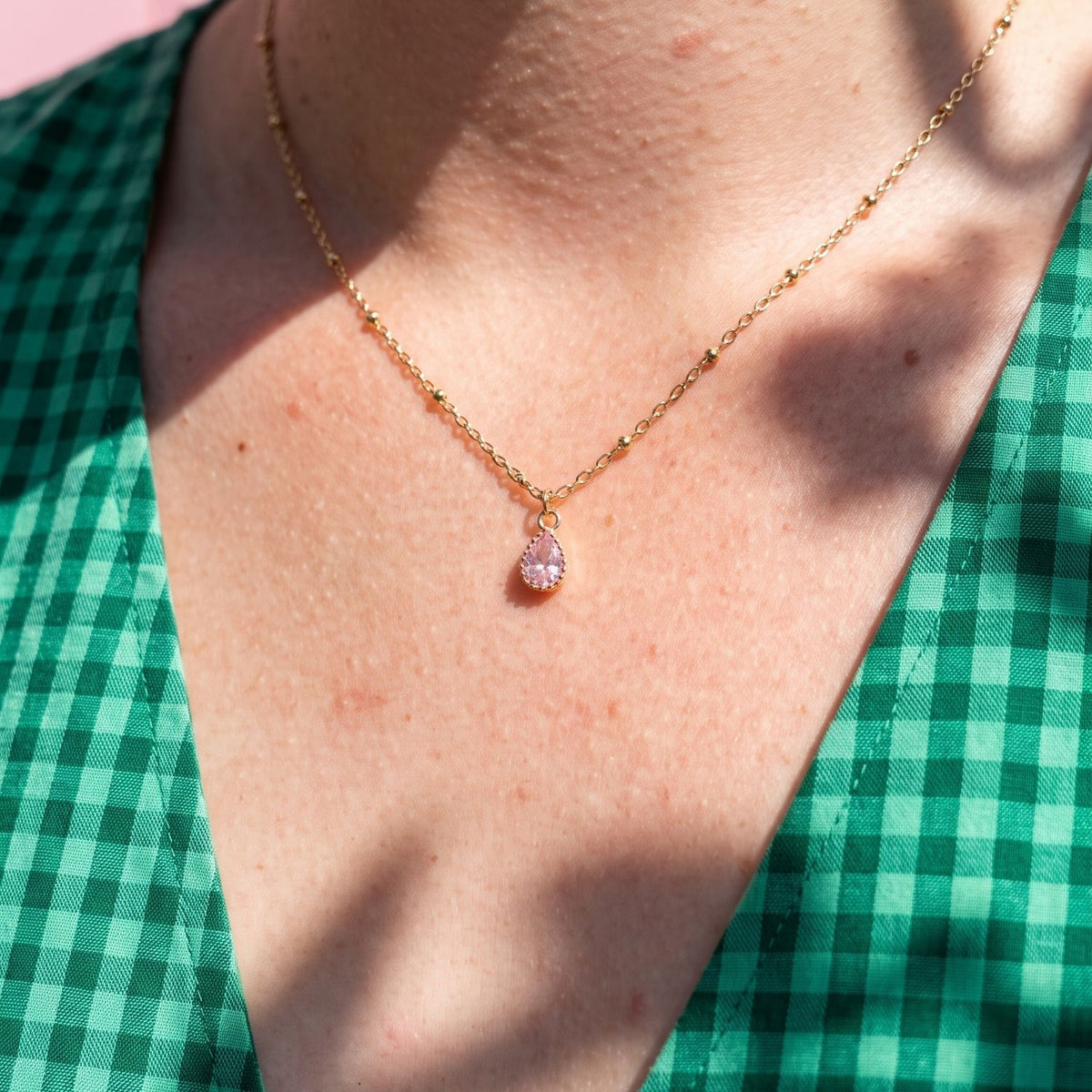 Collier Ella pendentif pierre sertie chaîne dorée bijou artisanal La Rochelle