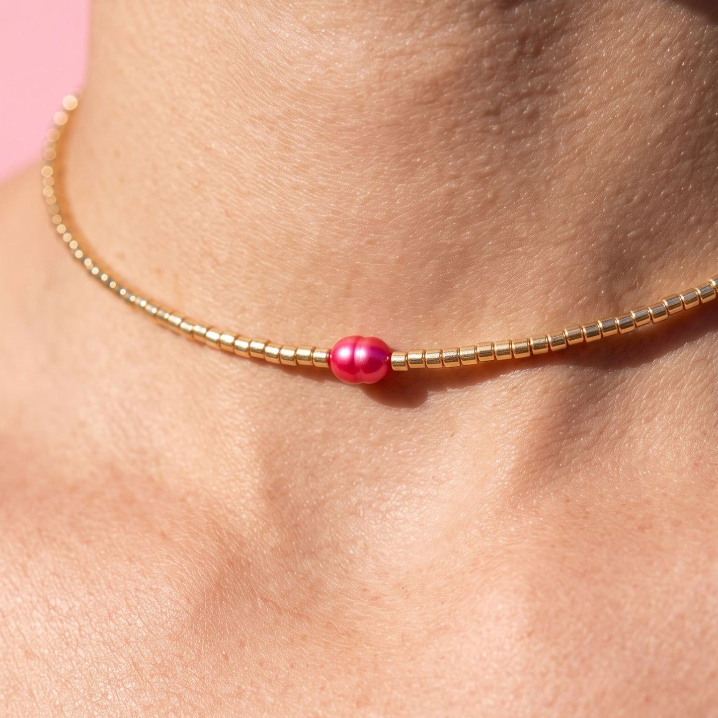 Collier Mila fuchsia porté vue de face perles Miyuki dorées L'Atelier Rochelais