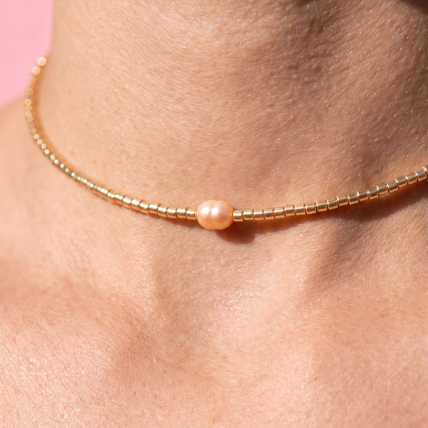 Collier Mila pêche porté vue rapprochée perle d'eau douce Miyuki doré La Rochelle