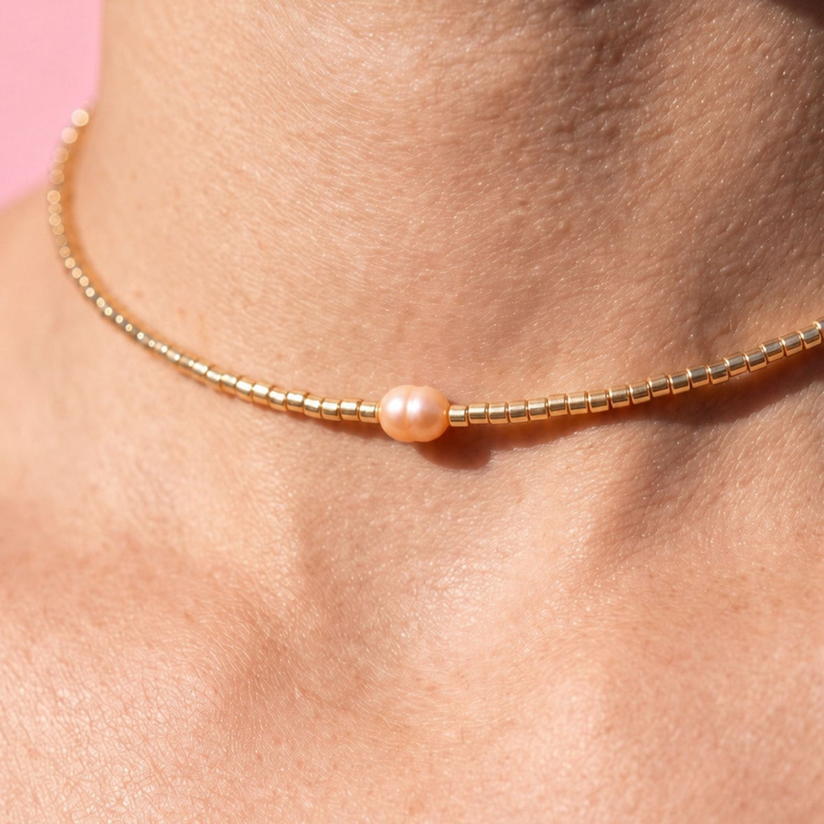 Collier Mila pêche porté vue rapprochée perle d'eau douce Miyuki doré La Rochelle
