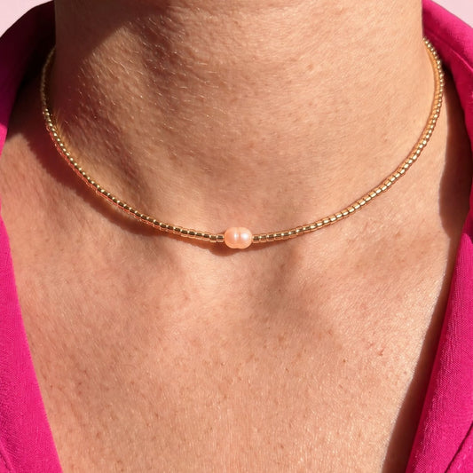 Collier ras-de-cou Mila perle pêche nacrée perles Miyuki dorées femme L'Atelier Rochelais