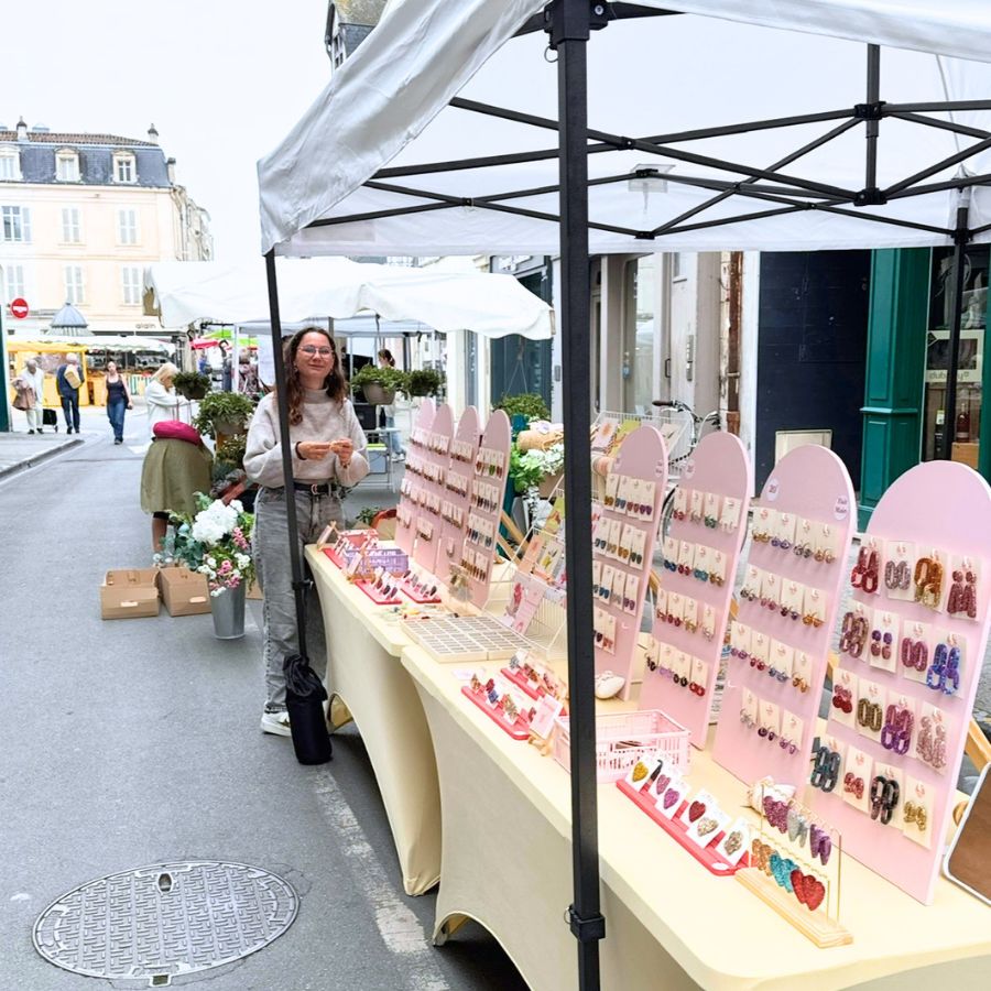 stand marche bijoux colores en resine boucles oreilles accessoires femme la rochelle atelier rochelais 